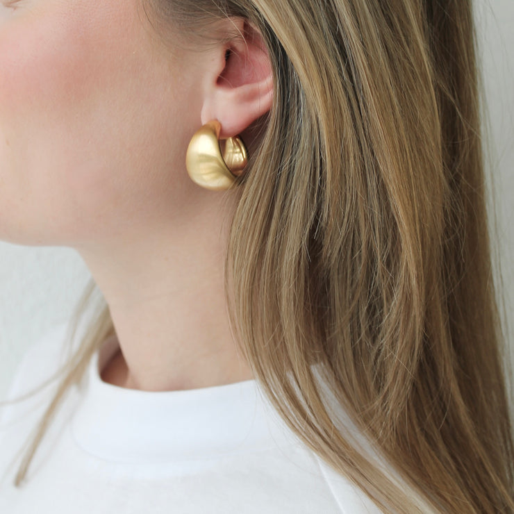 MEDIUM MATTE HOOPS OORBELLEN